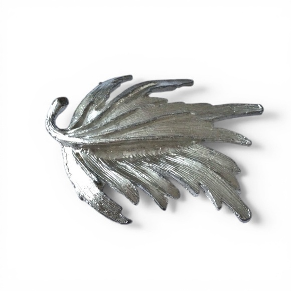 Vintage Mid‑Century Silver‑Tone Leaf Brooch – Sculptural & Weighted - Picture 7 of 13